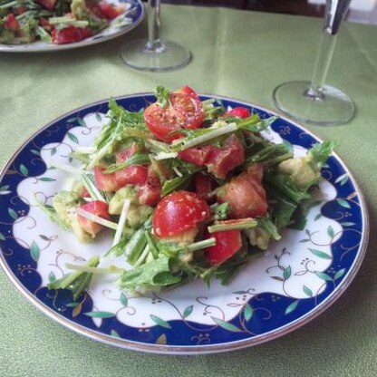 水菜を使ってみました。休日ランチのサラダです。色どりが綺麗だと食欲がわきますね。
